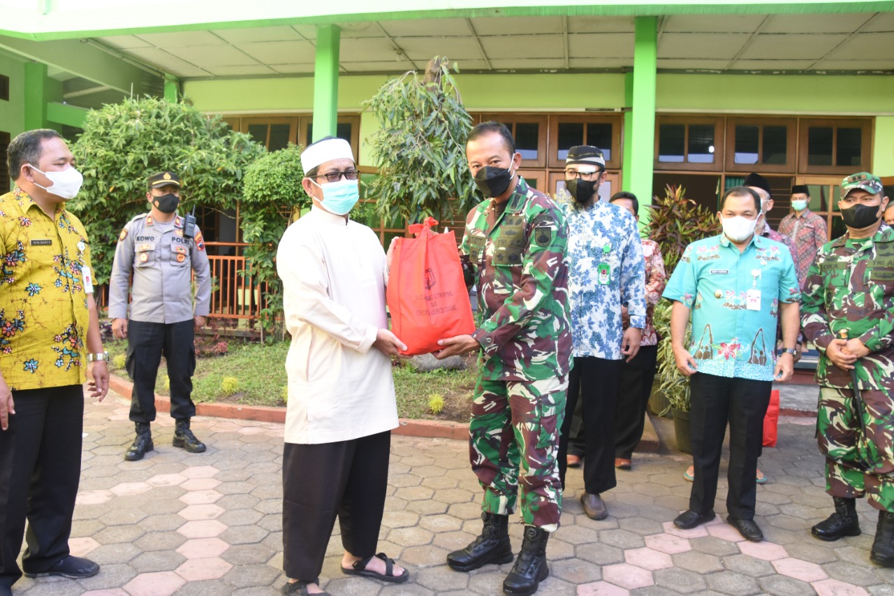 Sambut HUT TNI Ke-76 Tahun 2021, Danrem 073/Makutarama Berikan Bantuan Sembako